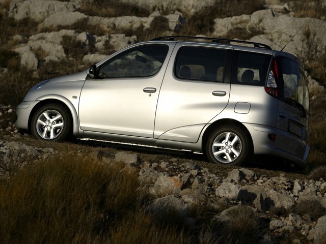 Toyota Yaris Verso photo 14