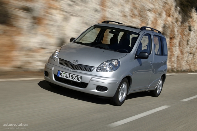 Toyota Yaris Verso photo 2