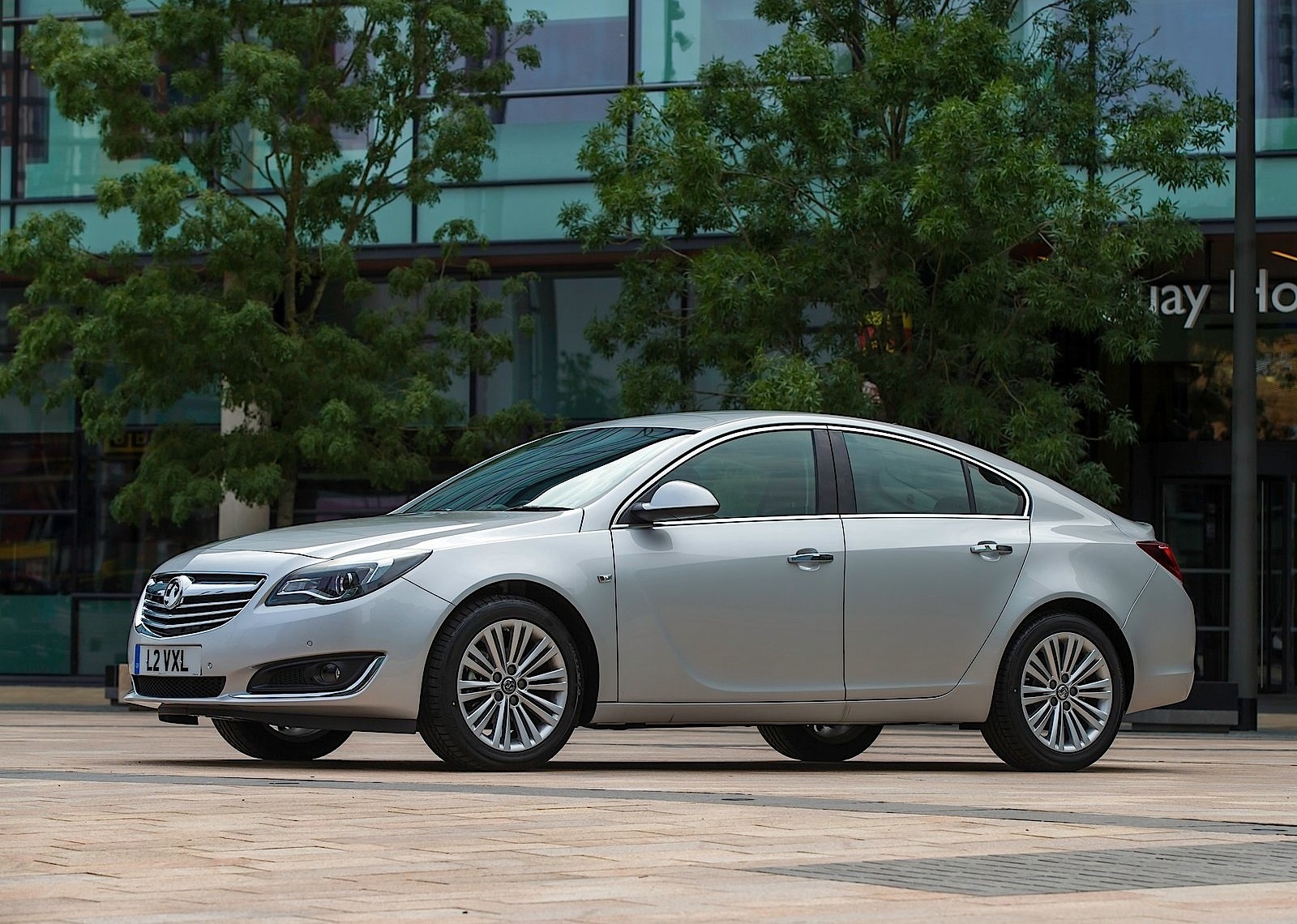 Vauxhall Insignia Hatchback photo 2