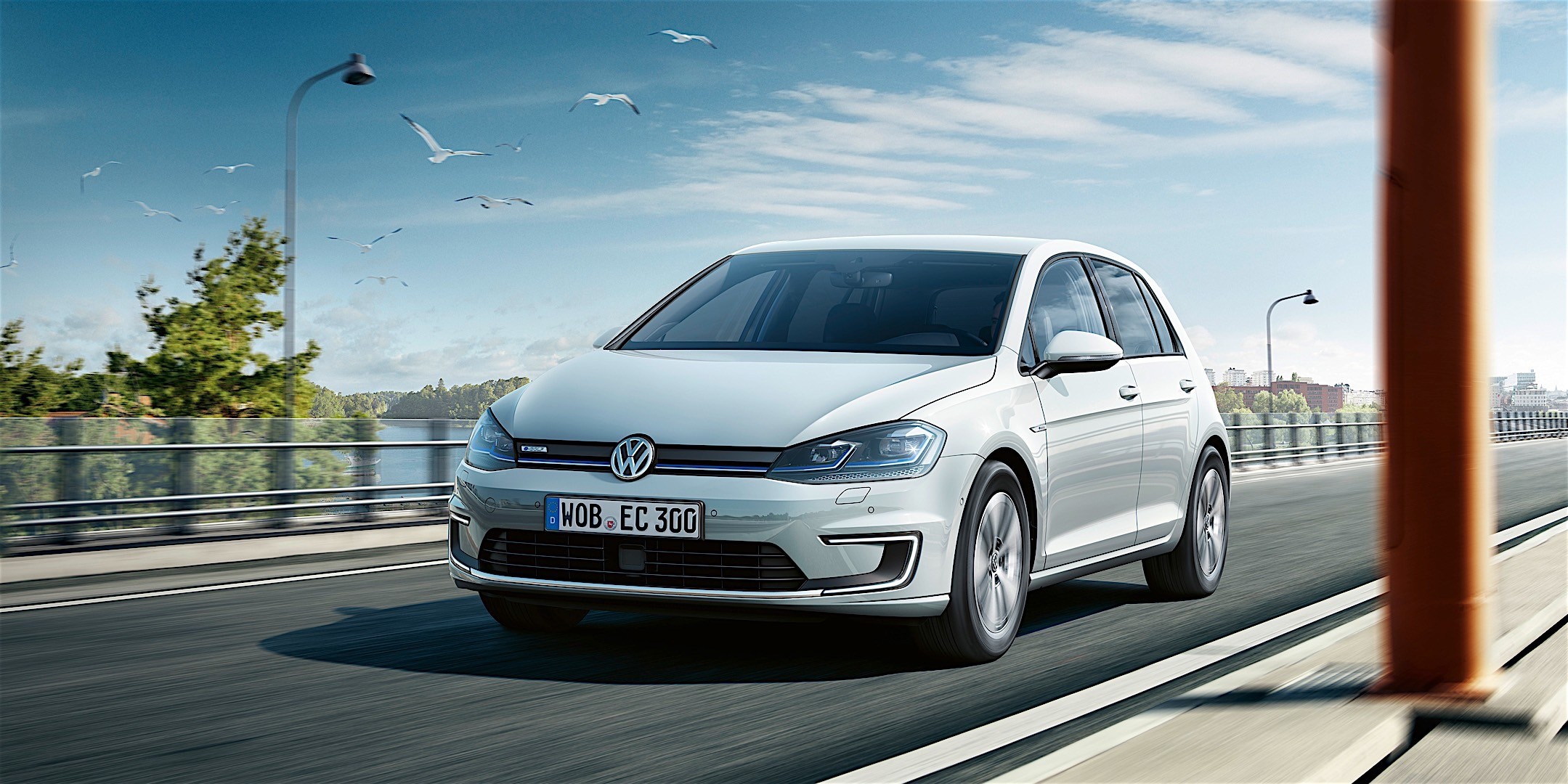 Volkswagen E-Golf photo 2