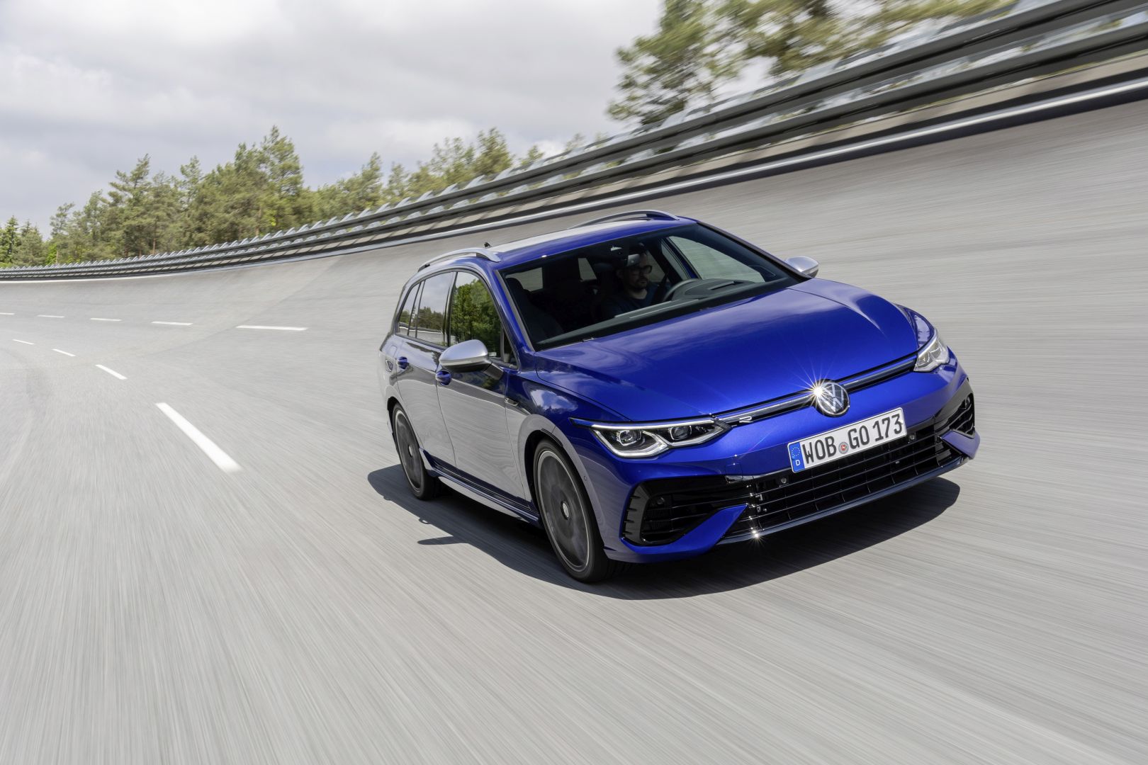 Volkswagen Golf R Variant photo 12