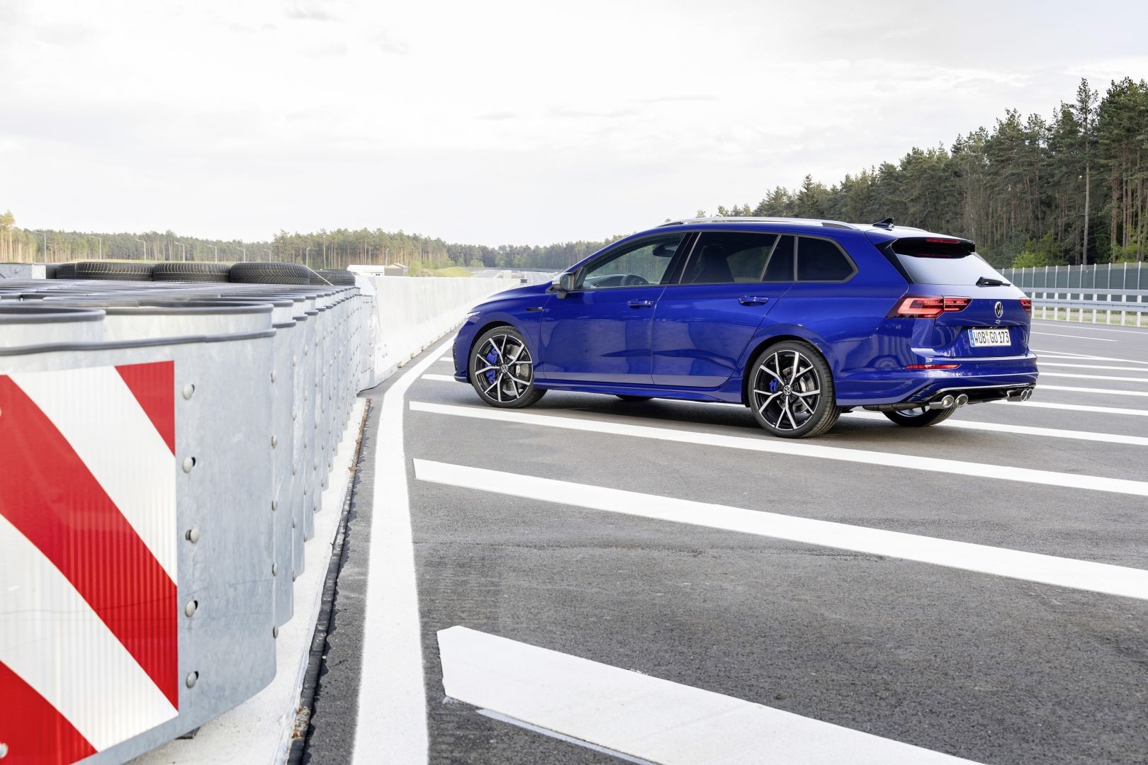 Volkswagen Golf R Variant photo 15