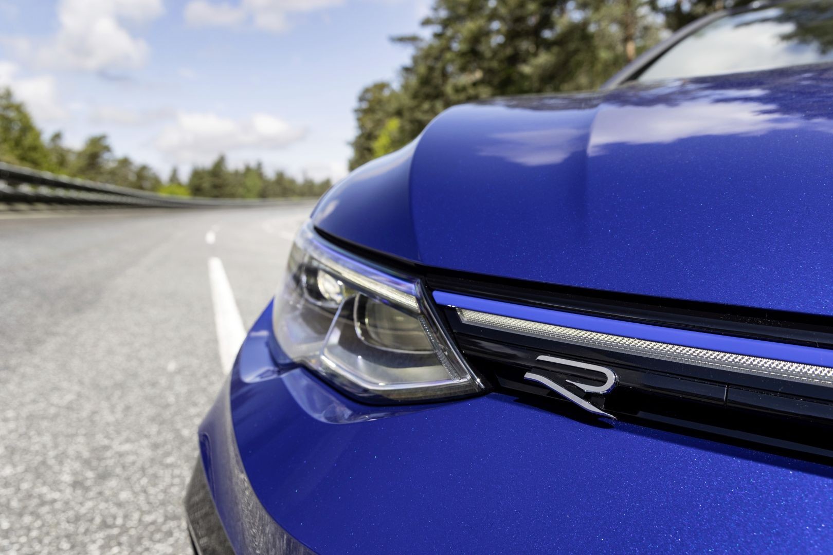 Volkswagen Golf R Variant photo 16