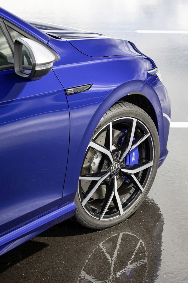 Volkswagen Golf R Variant photo 17