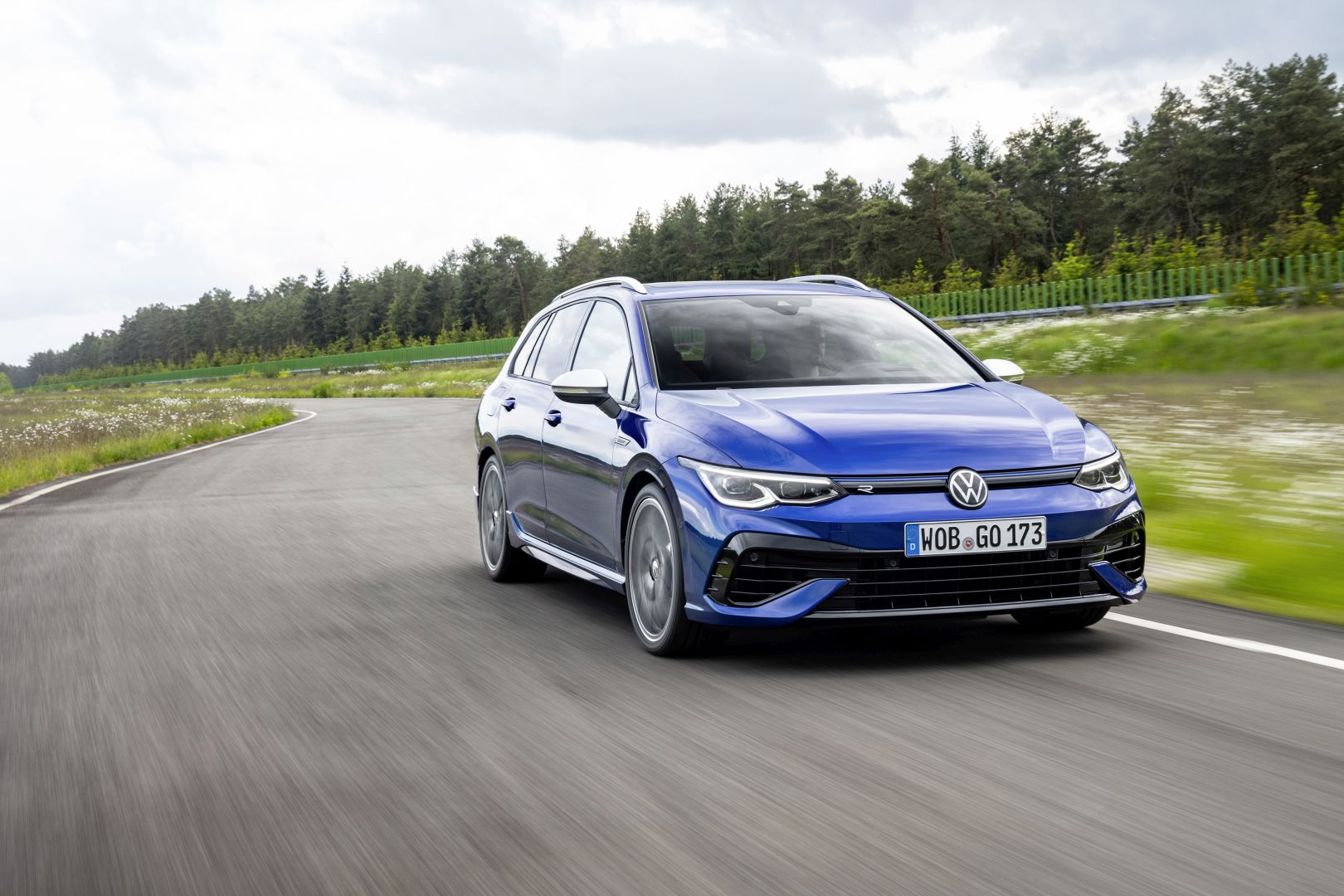 Volkswagen Golf R Variant photo 2
