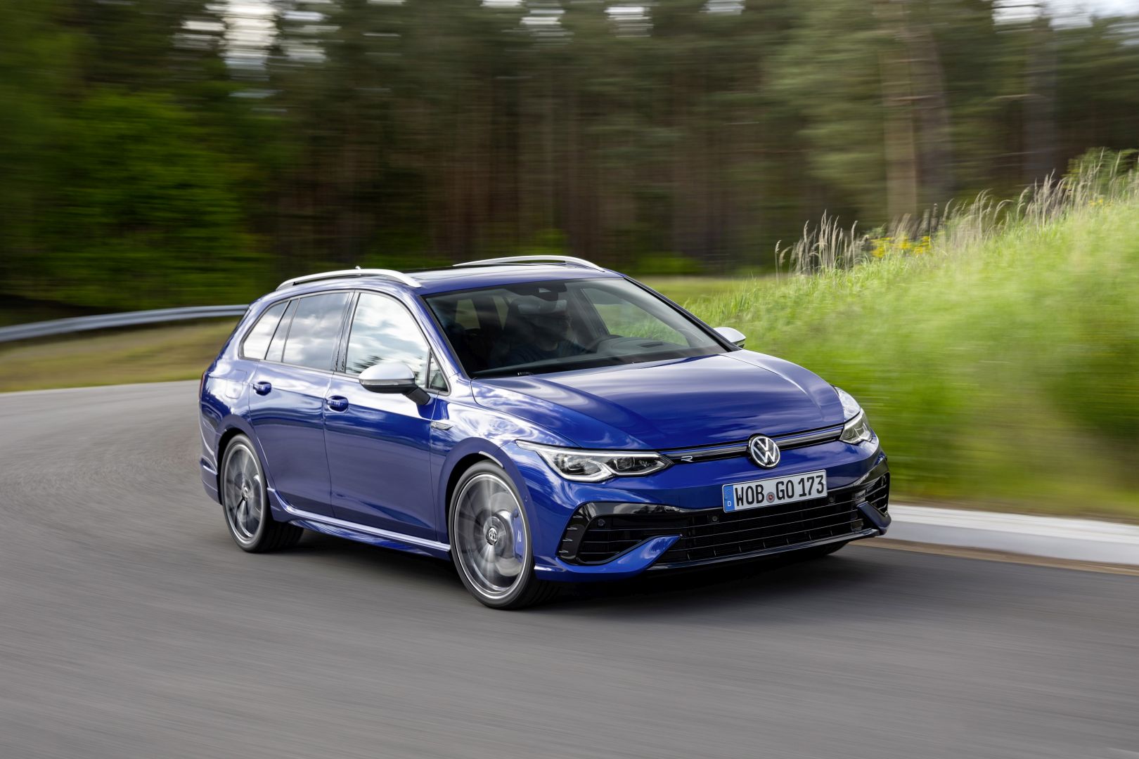 Volkswagen Golf R Variant photo 3