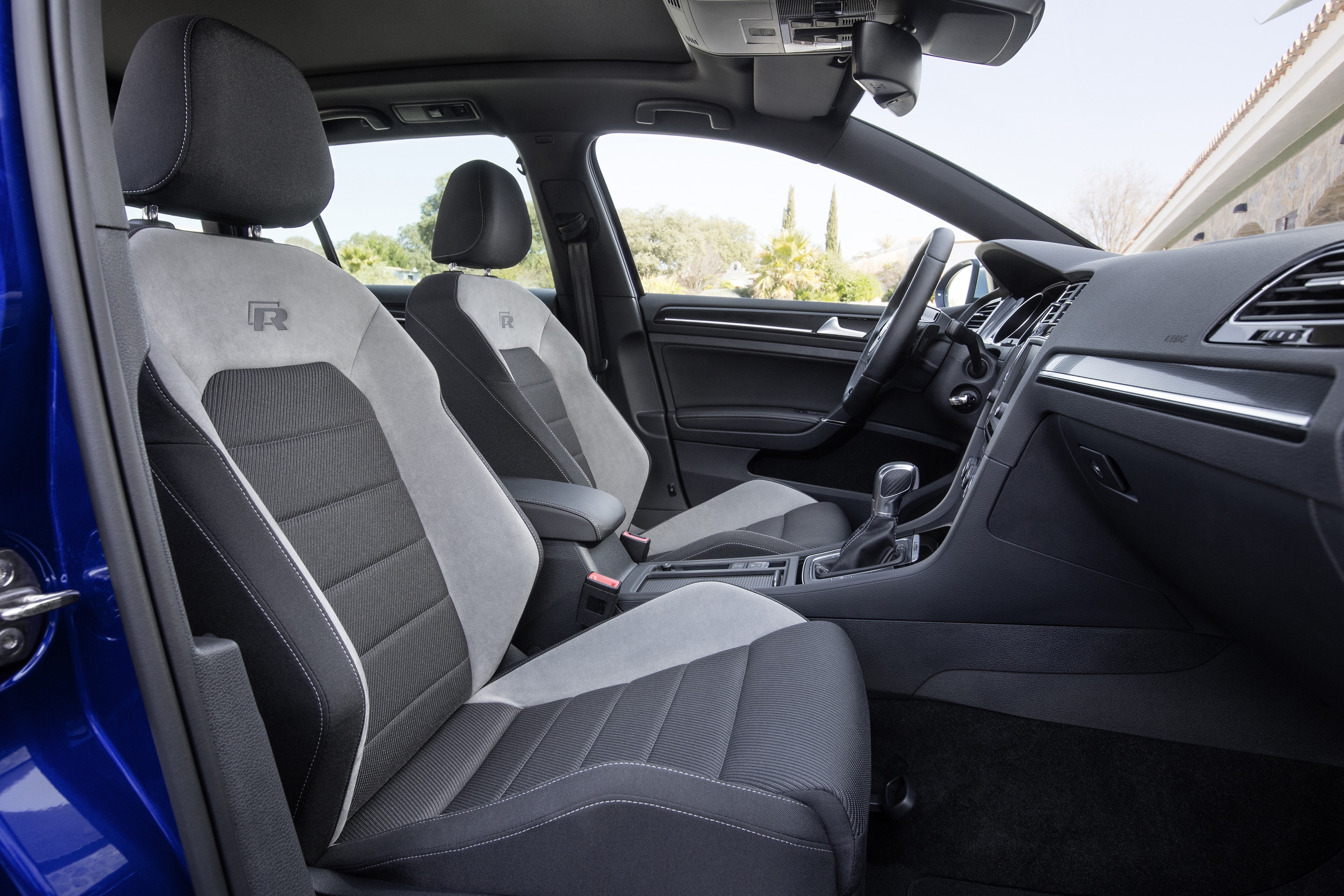 Volkswagen Golf R Variant photo 18