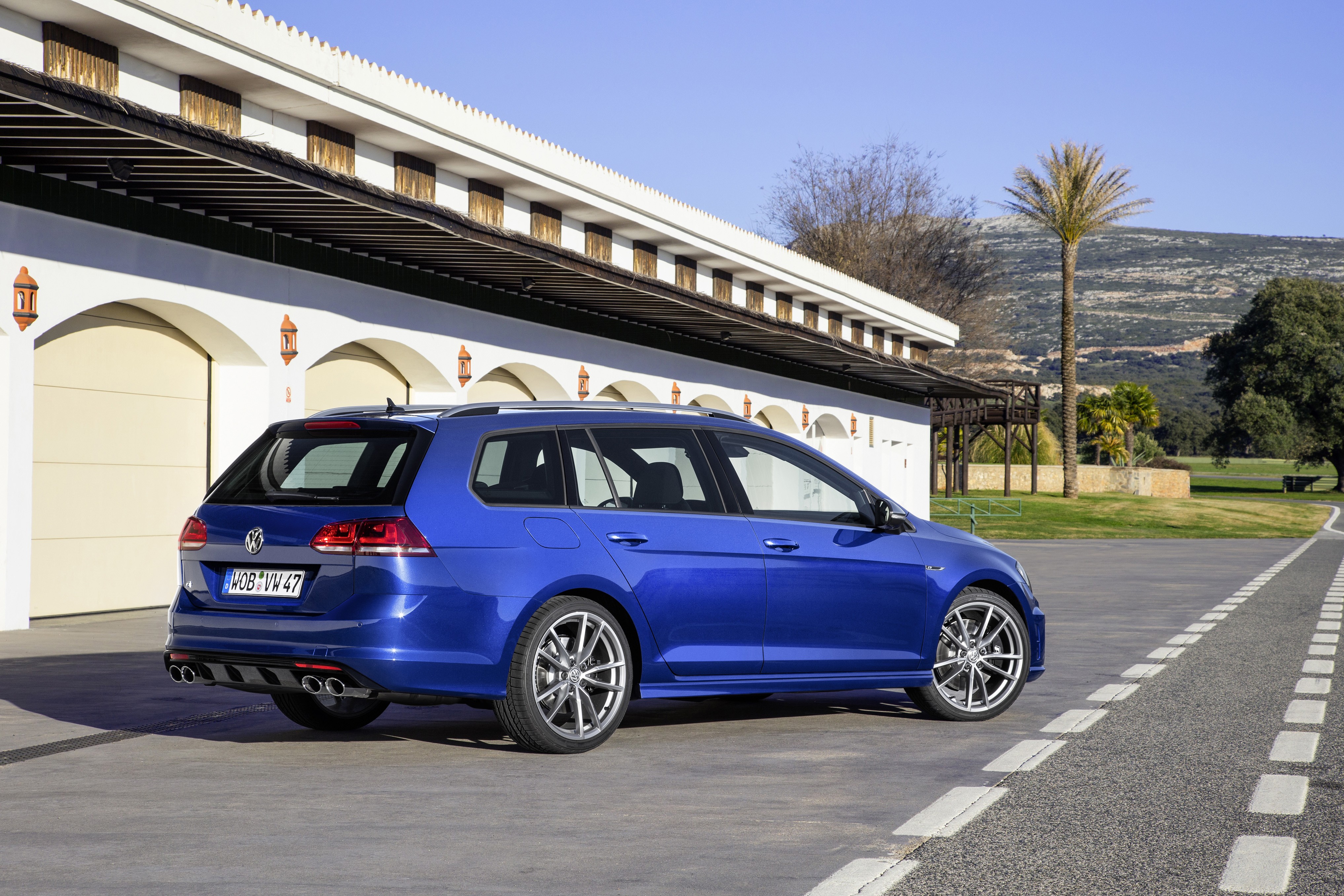 Volkswagen Golf R Variant photo 6