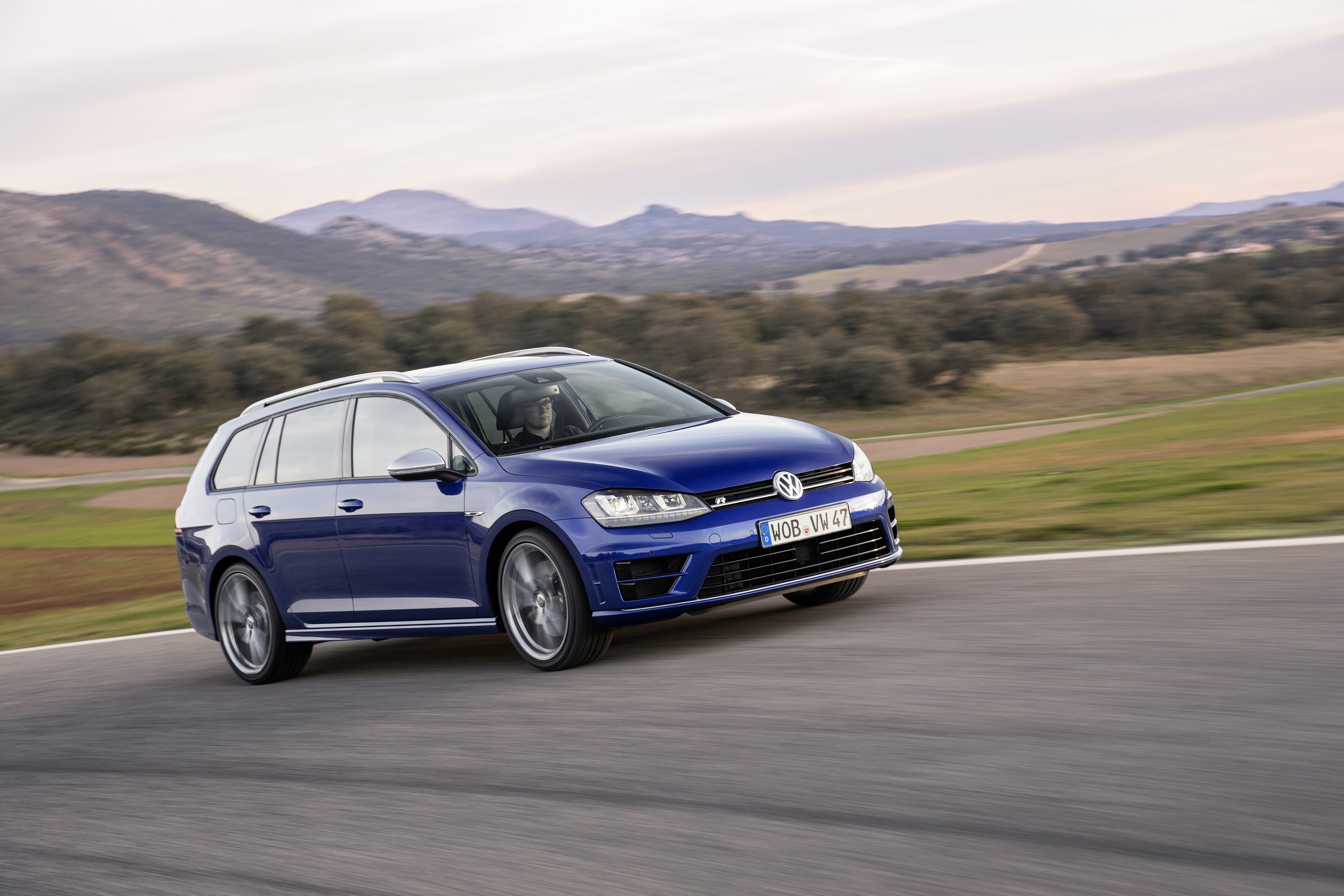 Volkswagen Golf R Variant photo 9