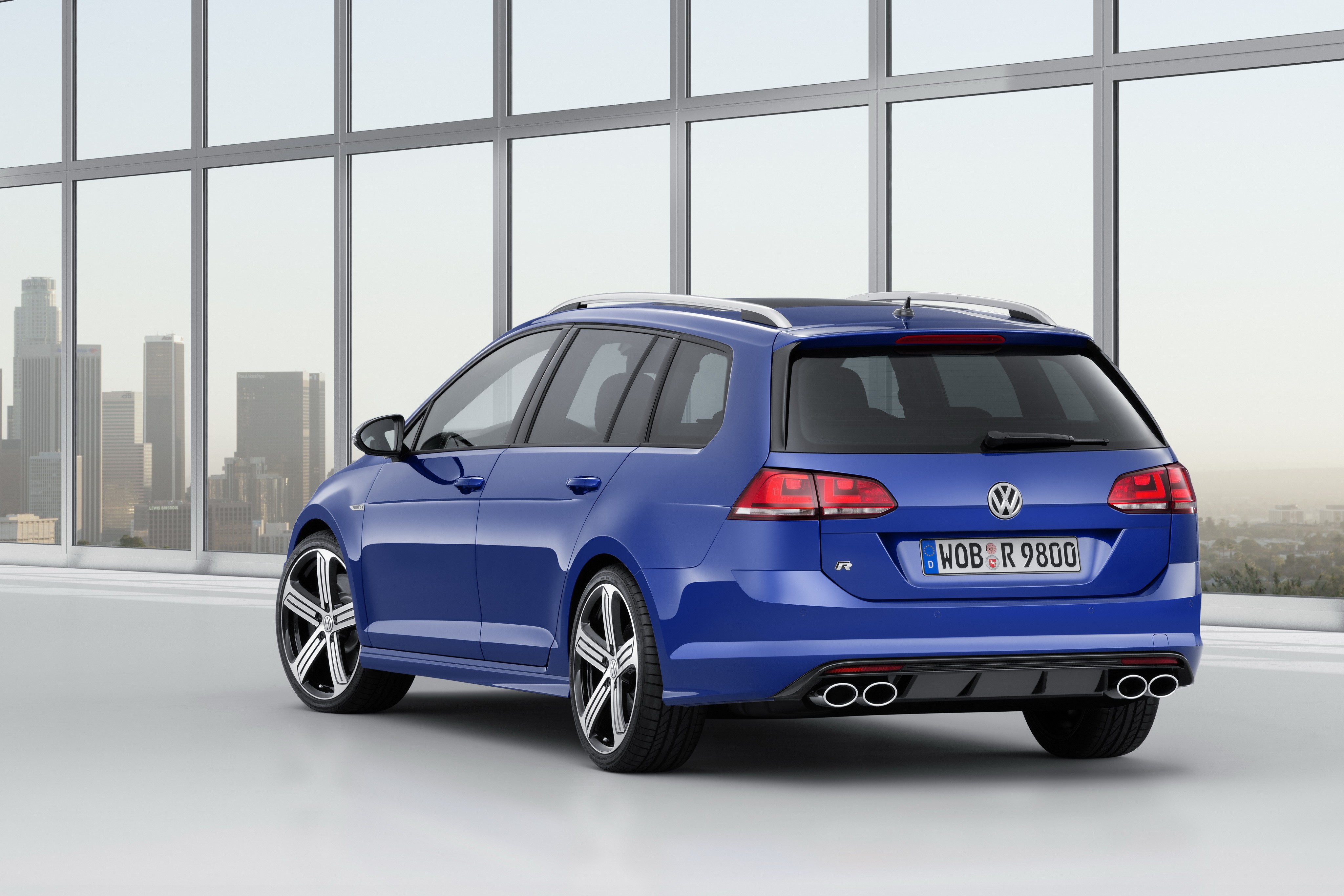 Volkswagen Golf R Variant photo 16