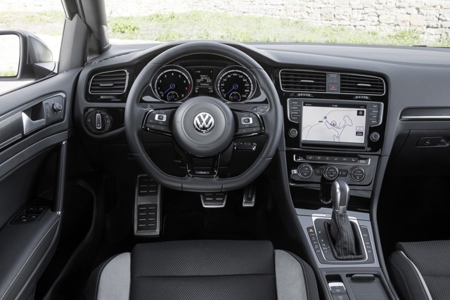 Volkswagen Golf R Variant photo 20