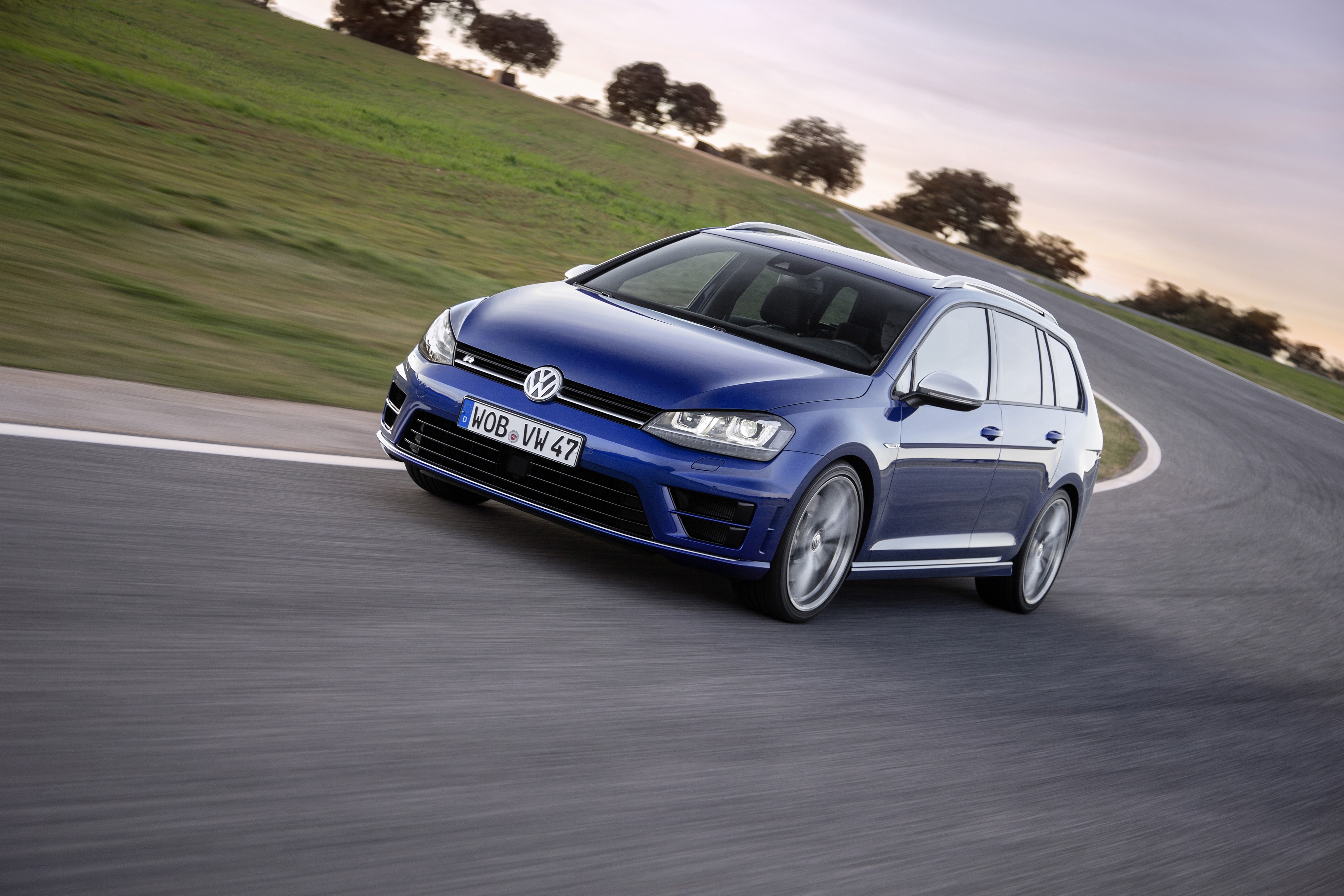 Volkswagen Golf R Variant photo 3
