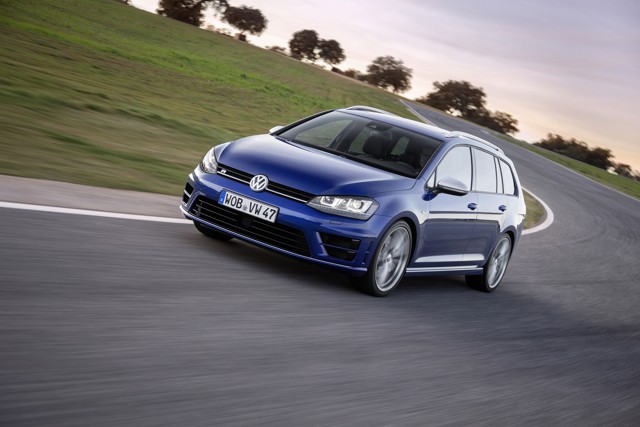 Volkswagen Golf R Variant photo 3