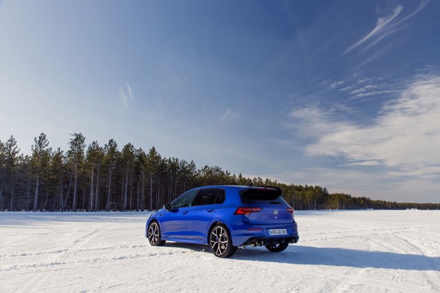 Volkswagen Golf R photo 37