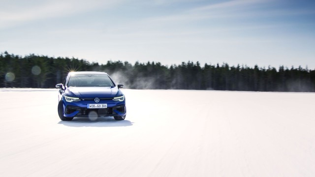 Volkswagen Golf R photo 54