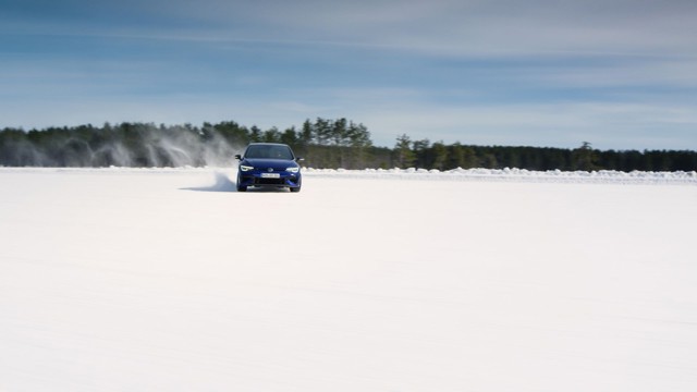 Volkswagen Golf R photo 57