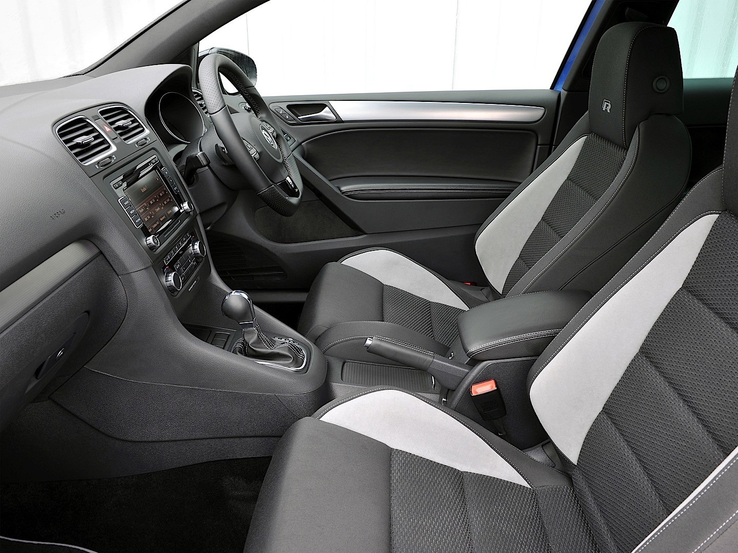 Volkswagen Golf R photo 29