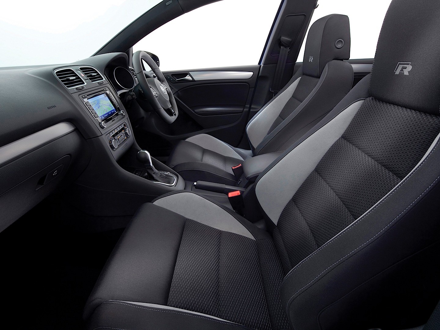 Volkswagen Golf R photo 66