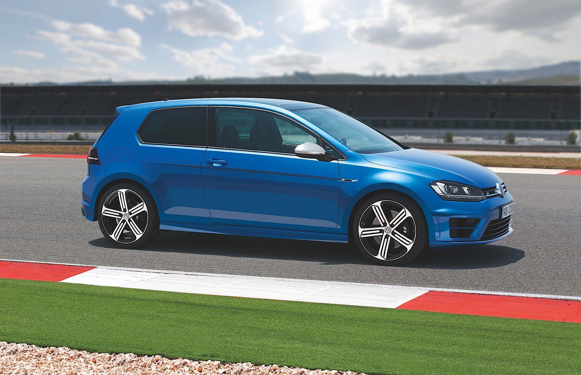 Volkswagen Golf R photo 13