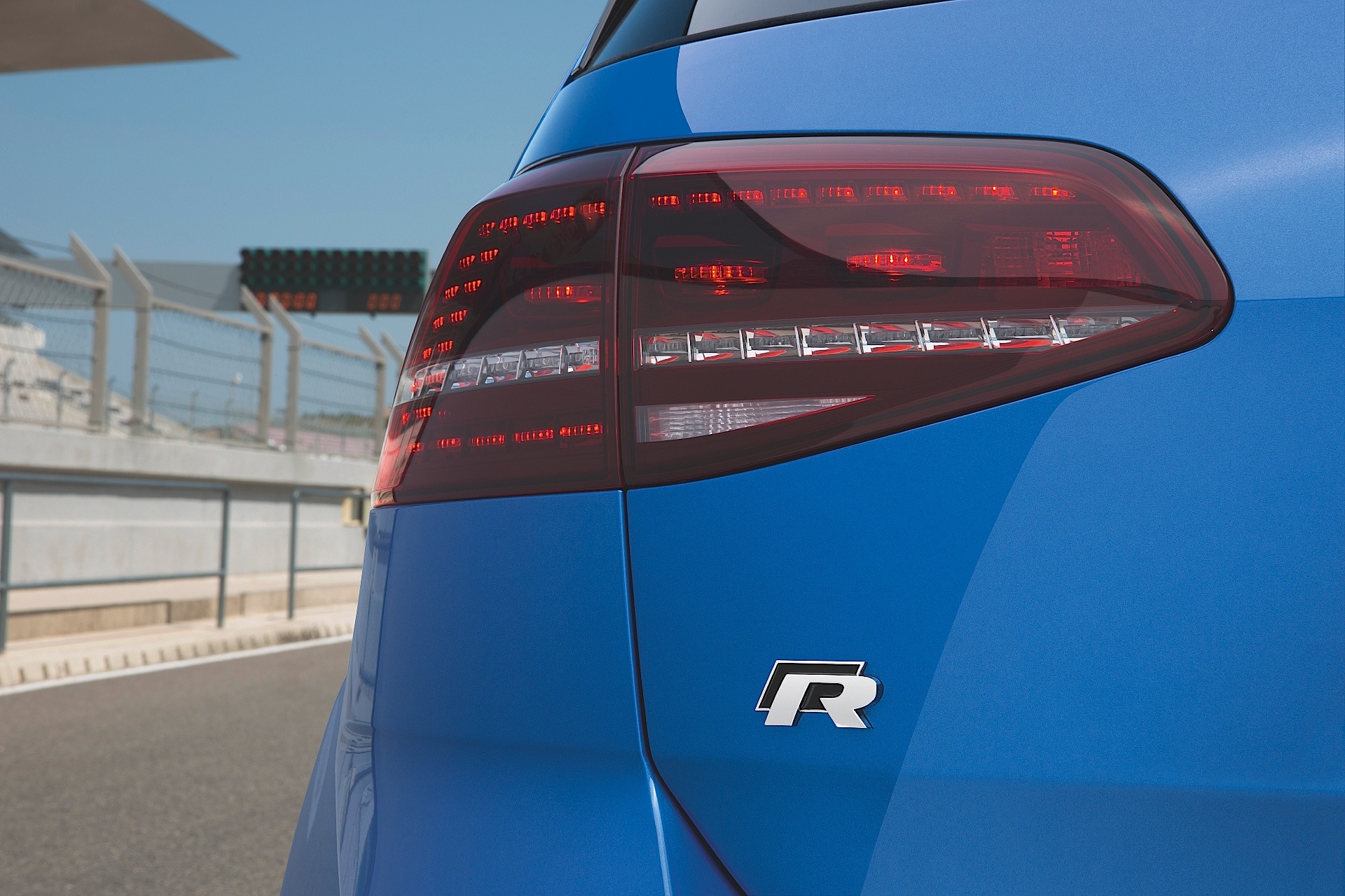 Volkswagen Golf R photo 16