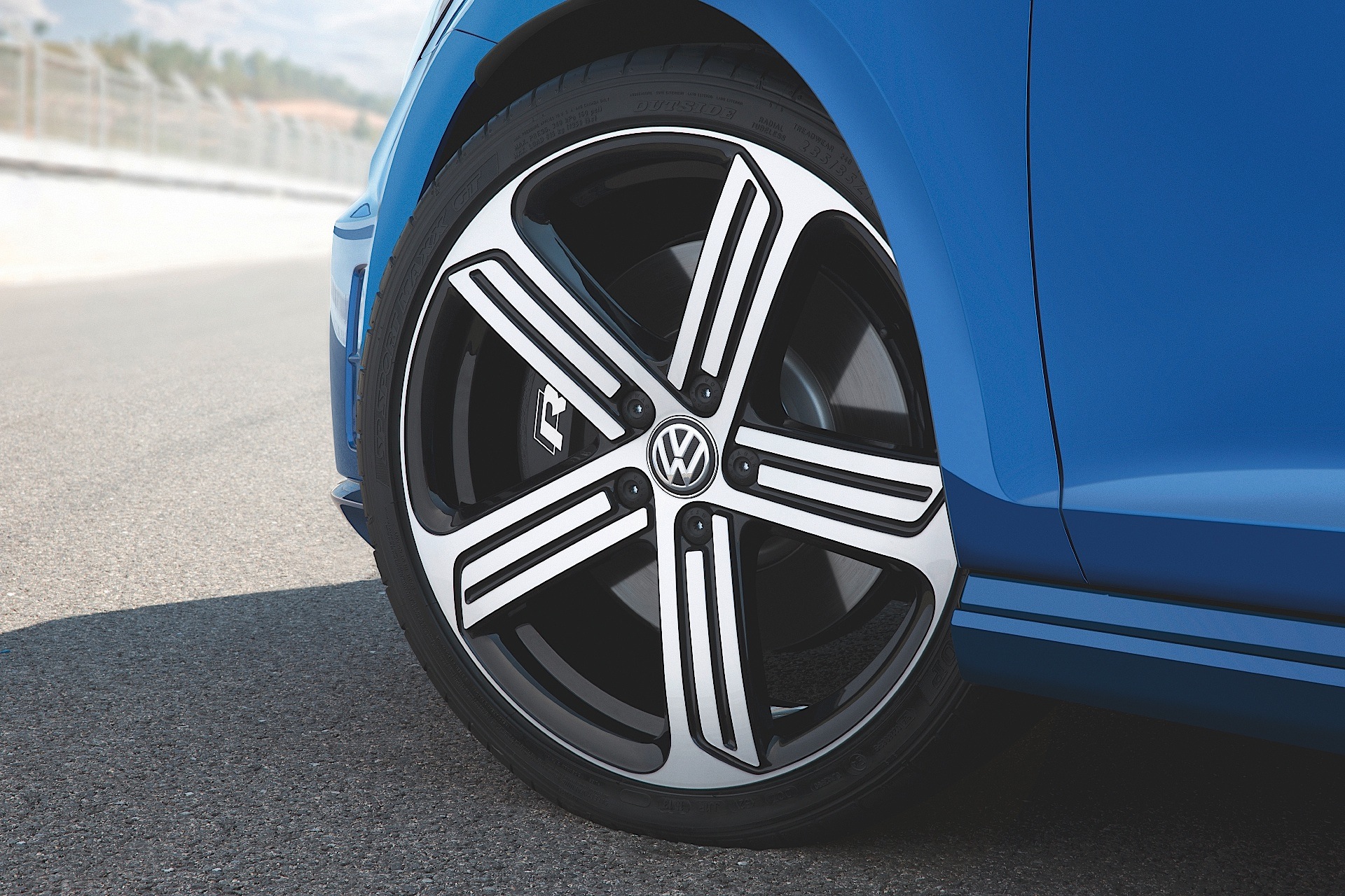 Volkswagen Golf R photo 18