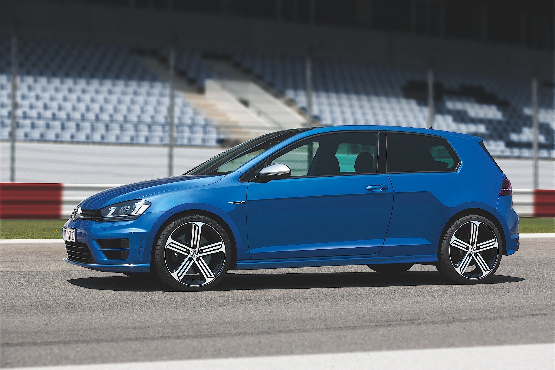 Volkswagen Golf R photo 6