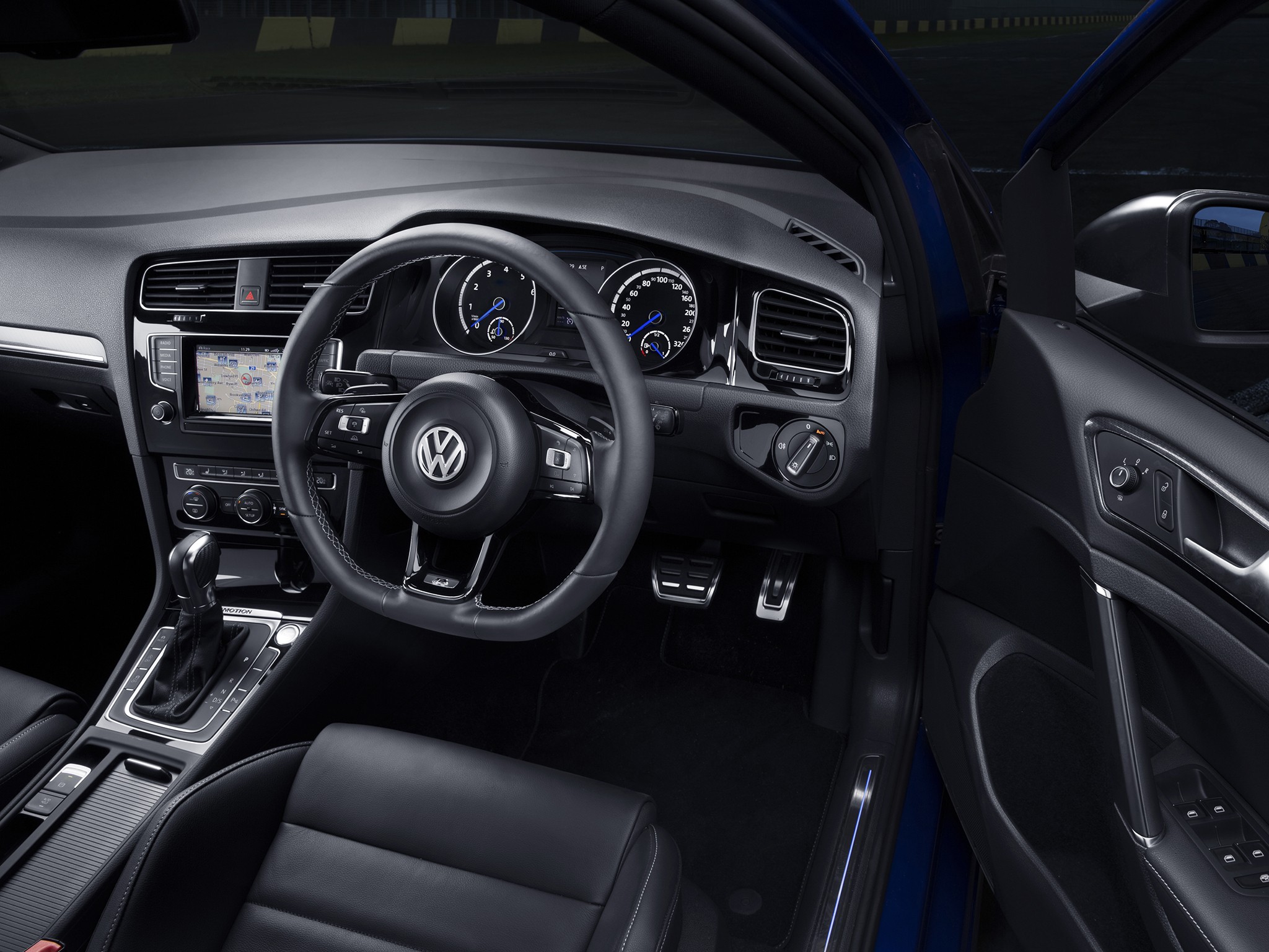 Volkswagen Golf R photo 44