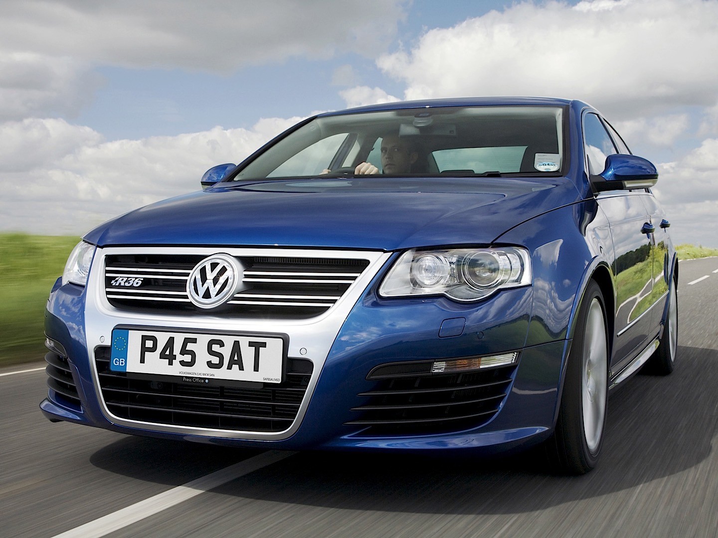 Volkswagen Passat R photo 14