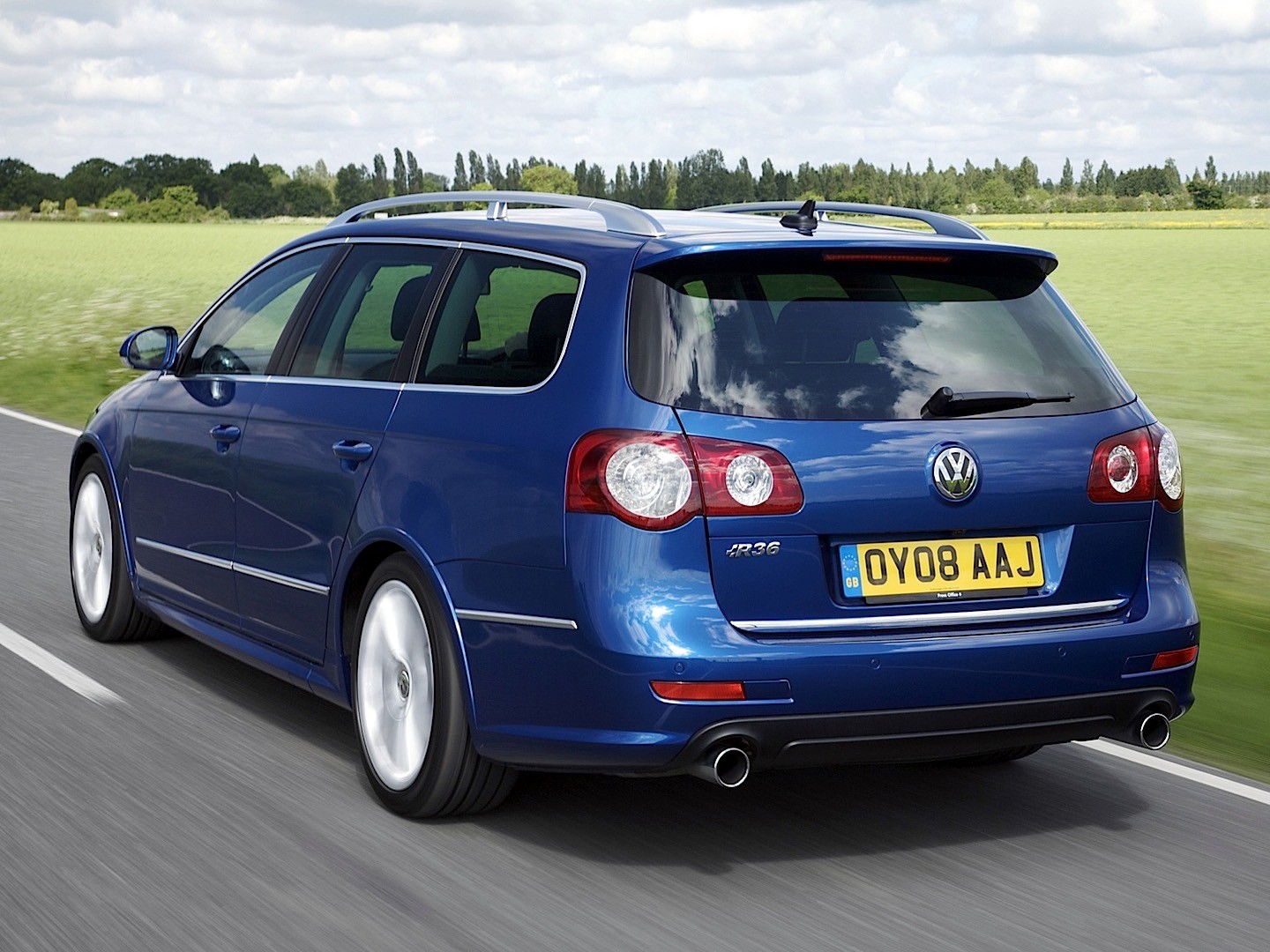 Volkswagen Passat R photo 11