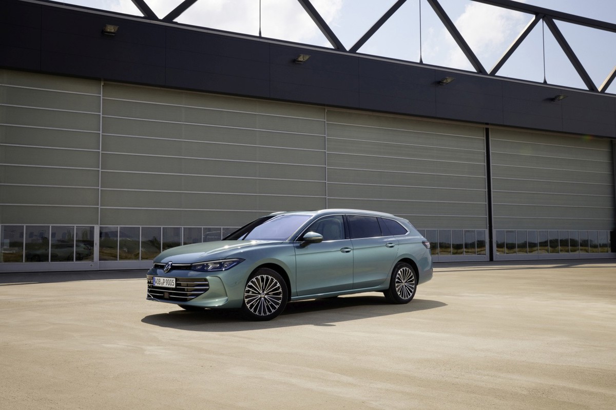 Volkswagen VOLKSWAGEN Passat 1.6L 5MT FWD (102 HP)