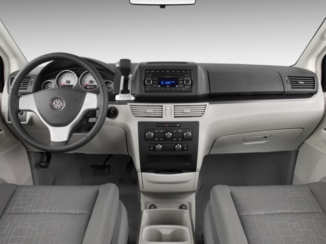 Volkswagen Routan photo 28
