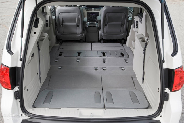Volkswagen Routan photo 23