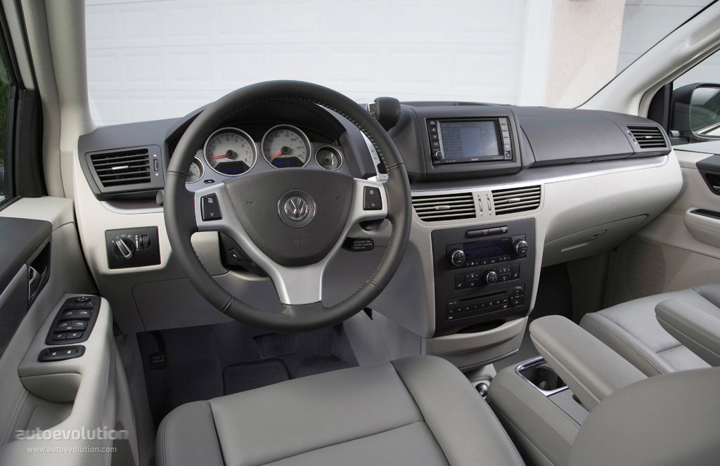 Volkswagen Routan photo 24