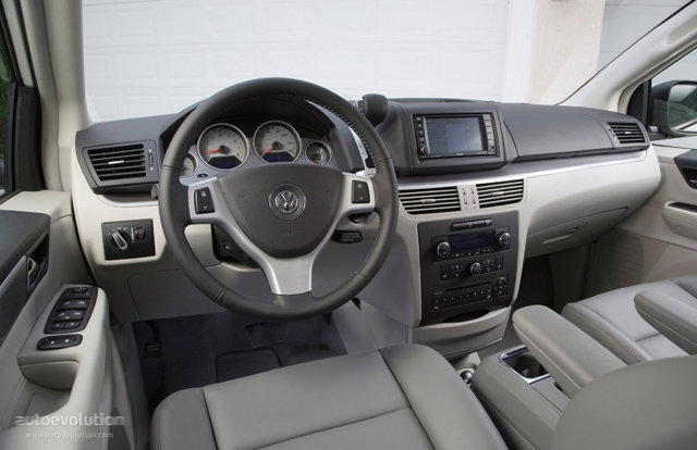 Volkswagen Routan photo 24