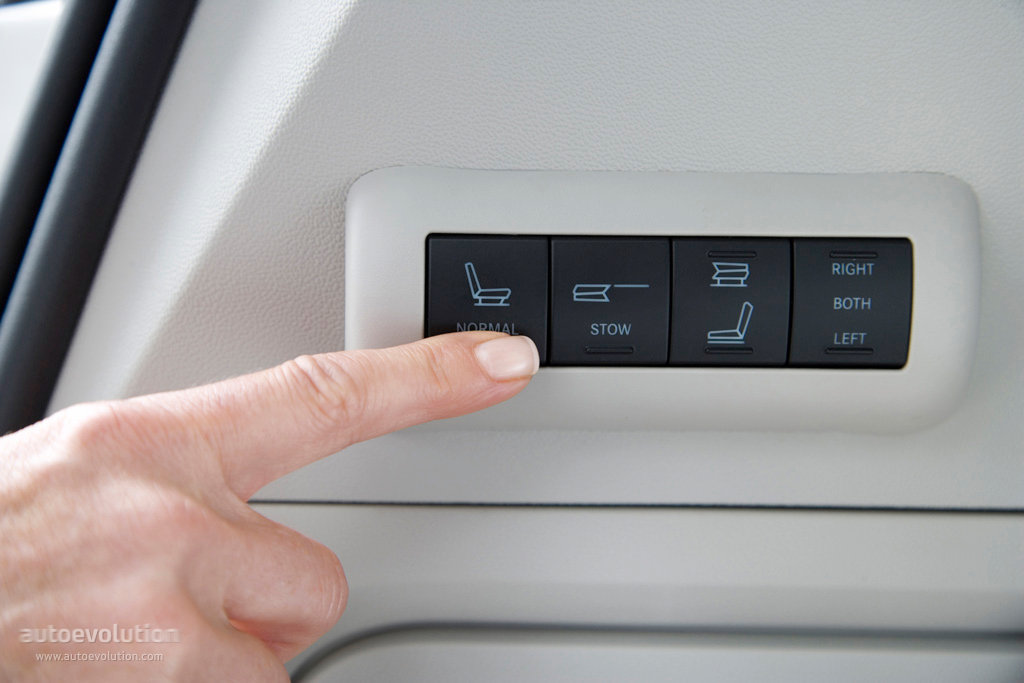 Volkswagen Routan photo 26