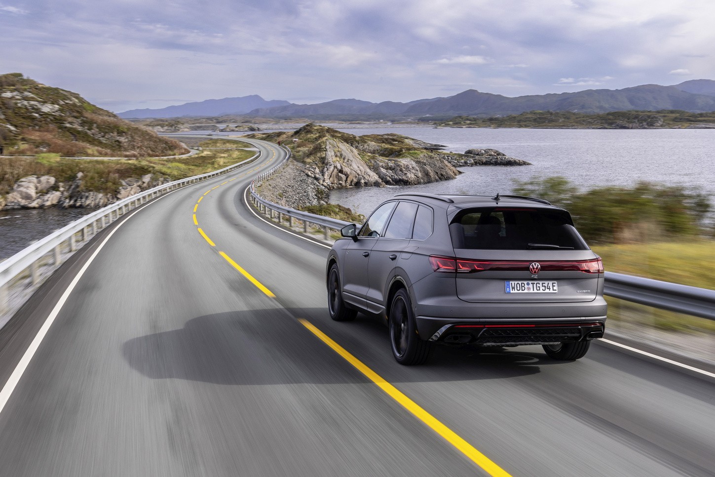 Volkswagen Touareg R photo 35