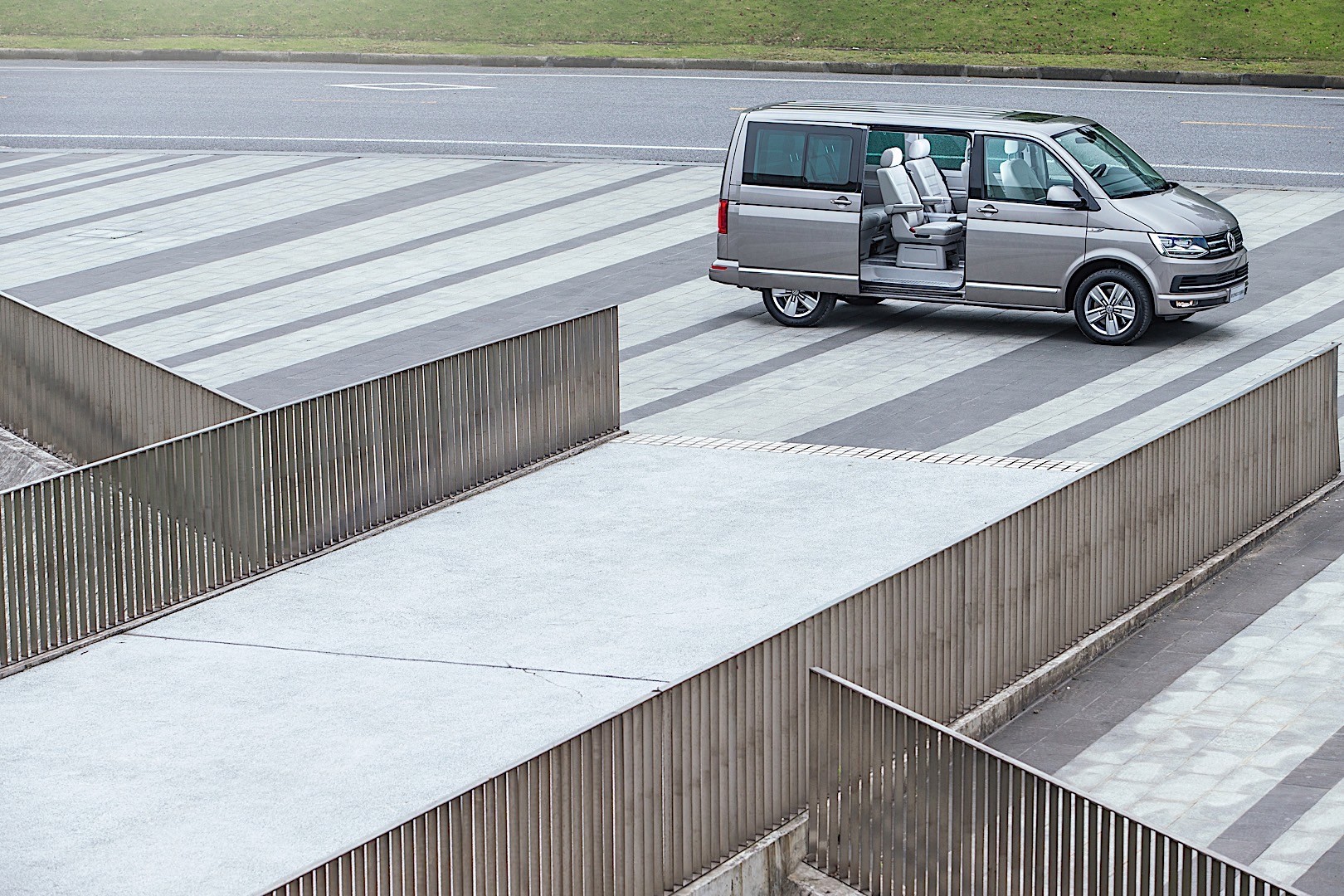 Volkswagen Transporter Kombi photo 19