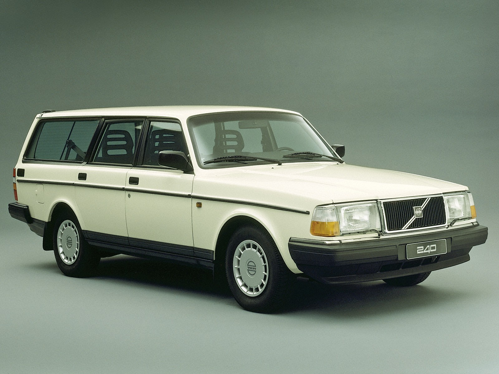 Volvo 245 photo 2