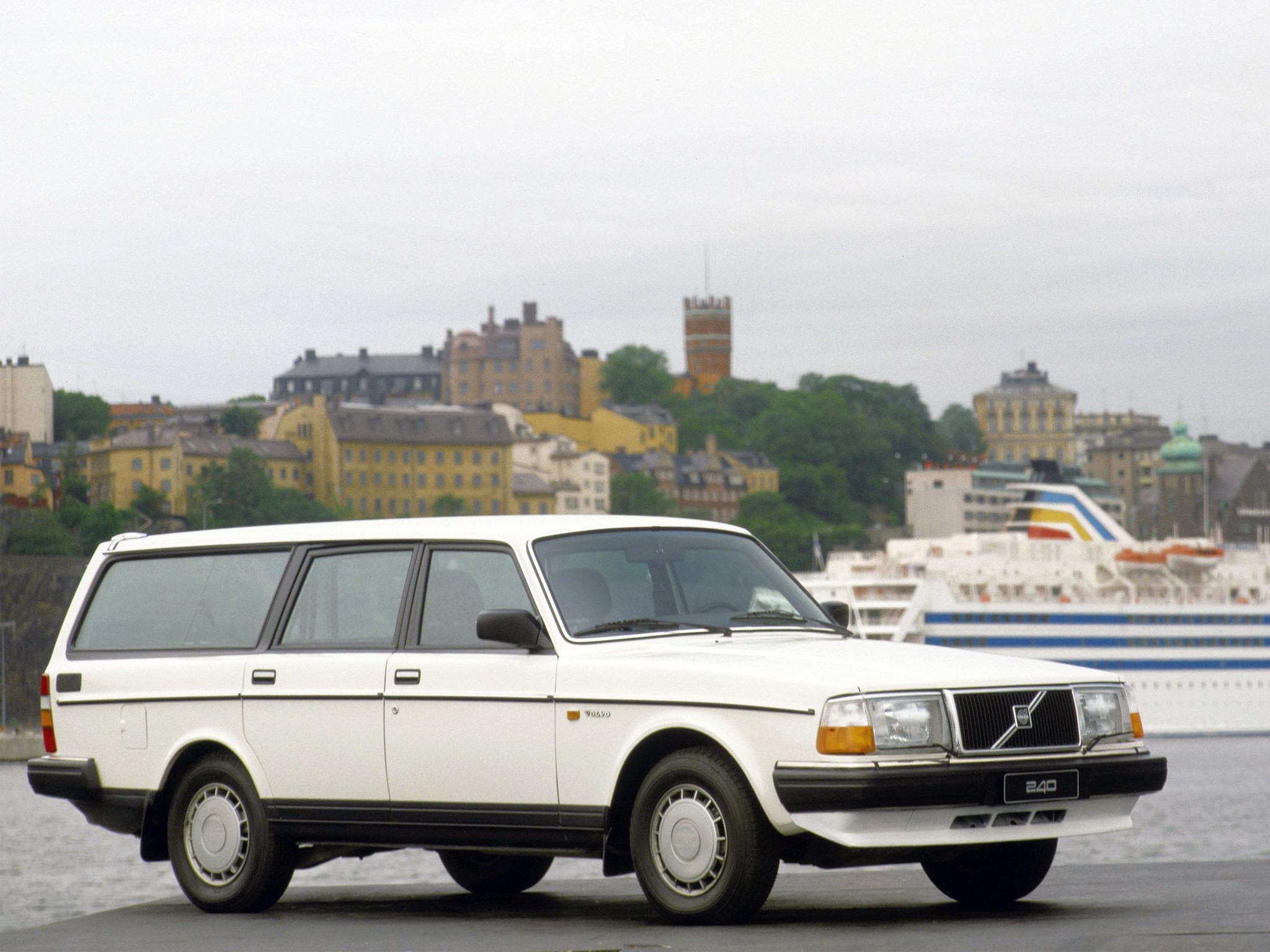 Volvo 245 photo 8