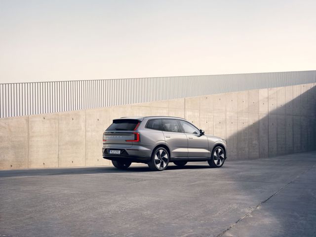 Volvo Ex90 photo 2