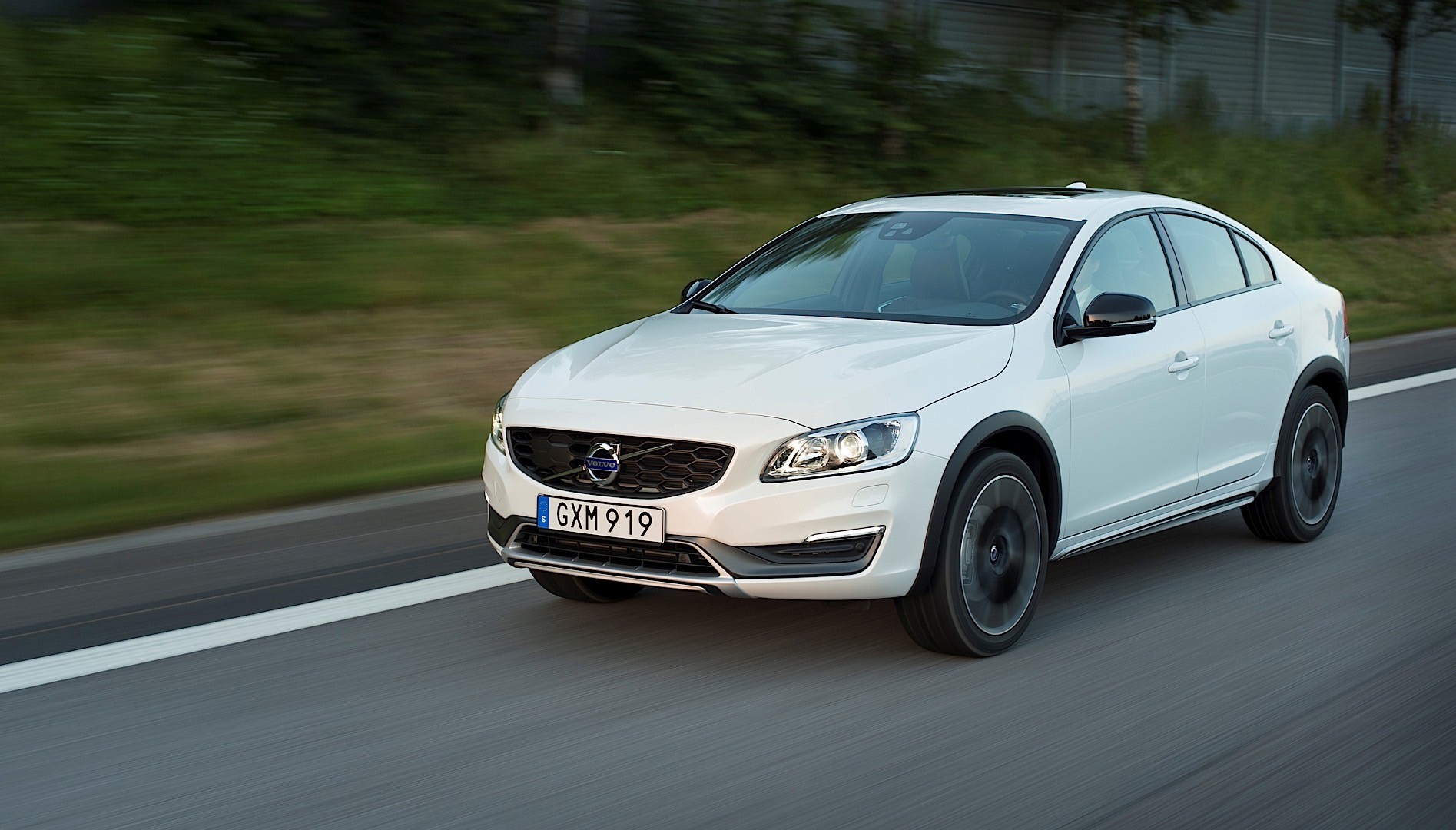 Volvo S60 Cross Country photo 10