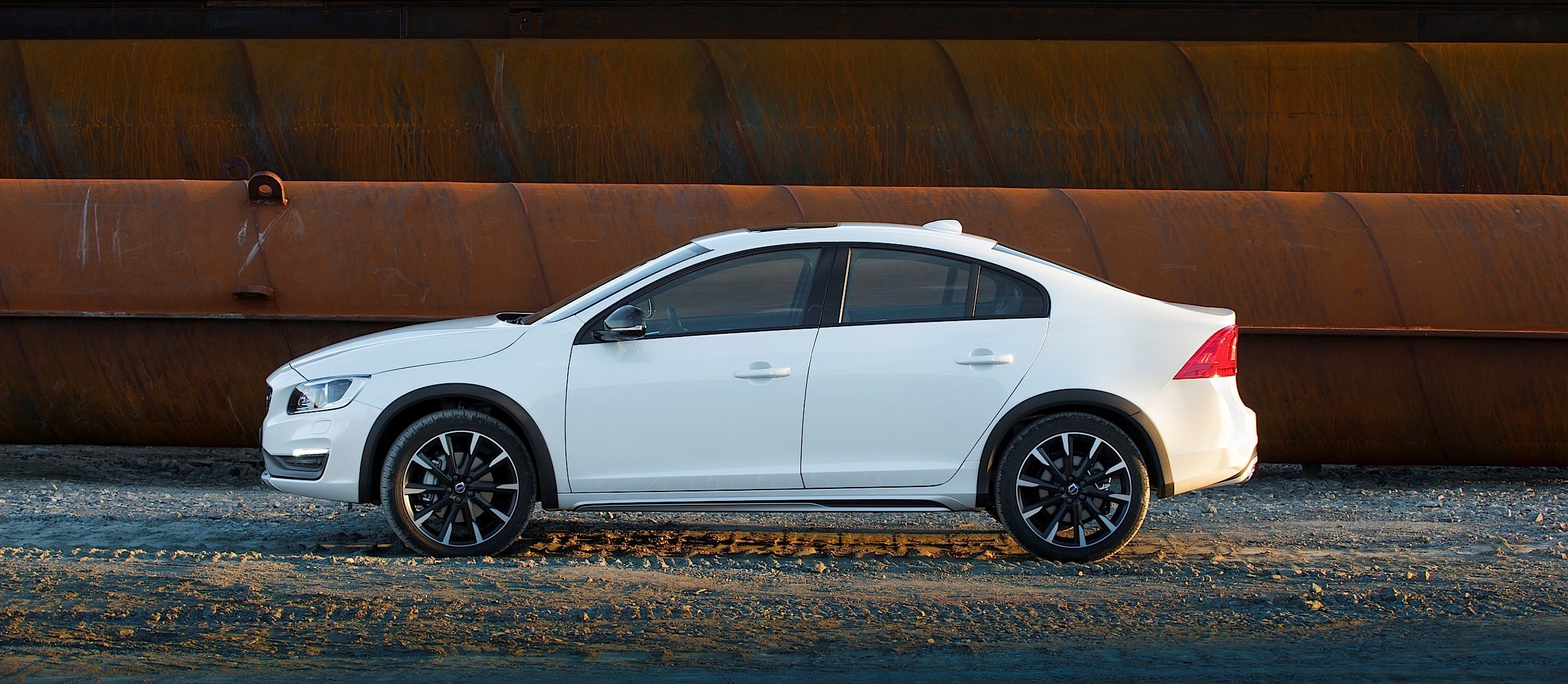 Volvo S60 Cross Country photo 12