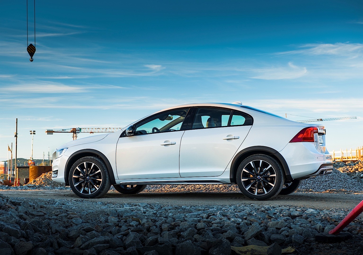 Volvo S60 Cross Country photo 13
