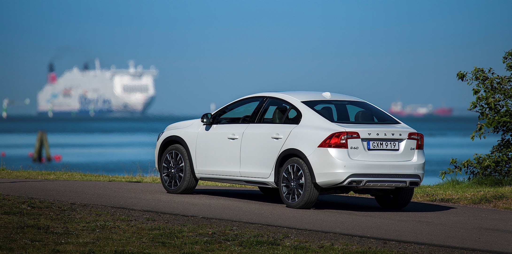 Volvo S60 Cross Country photo 14
