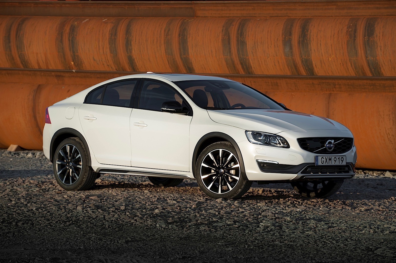 Volvo S60 Cross Country photo 17