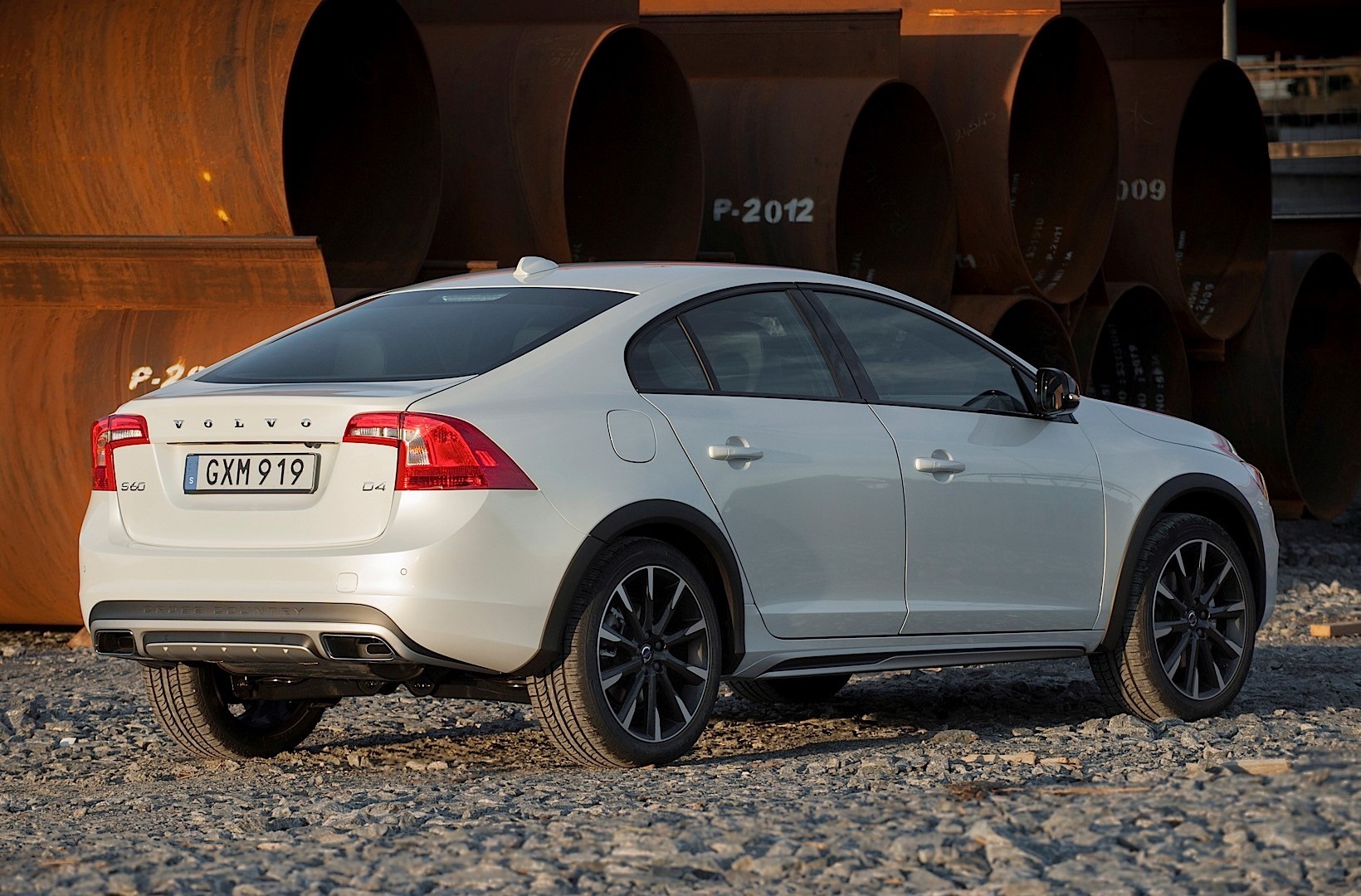 Volvo S60 Cross Country photo 18