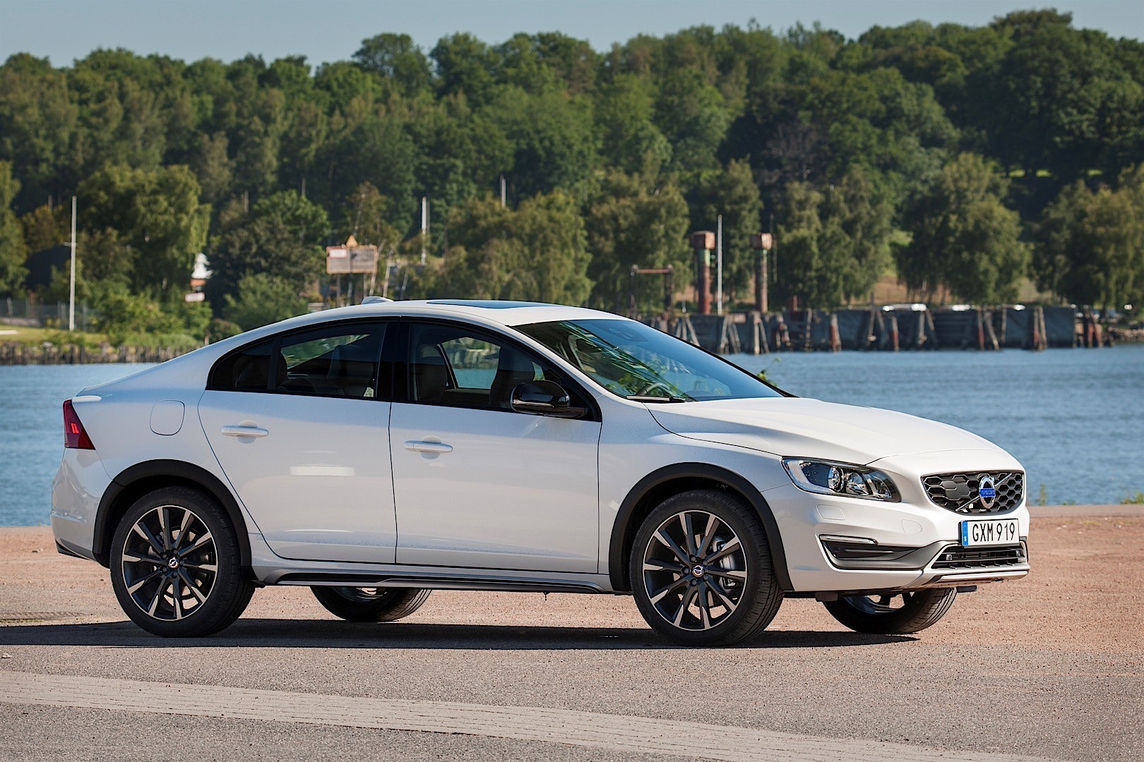 Volvo S60 Cross Country photo 23