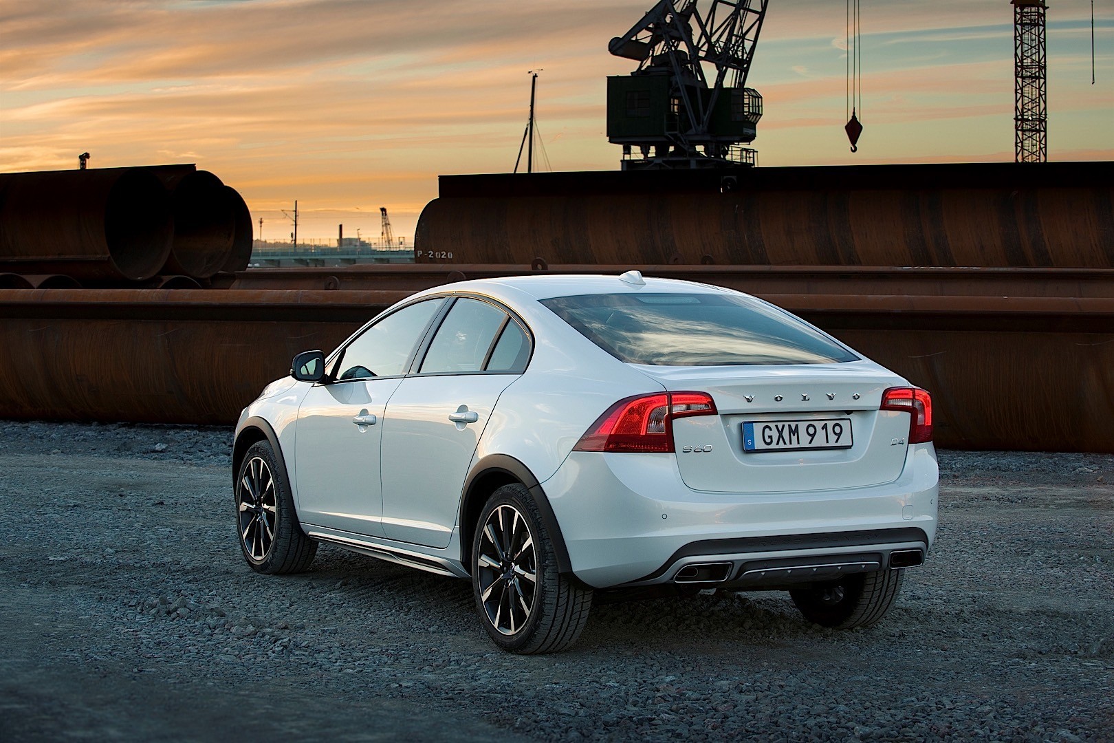 Volvo S60 Cross Country photo 3