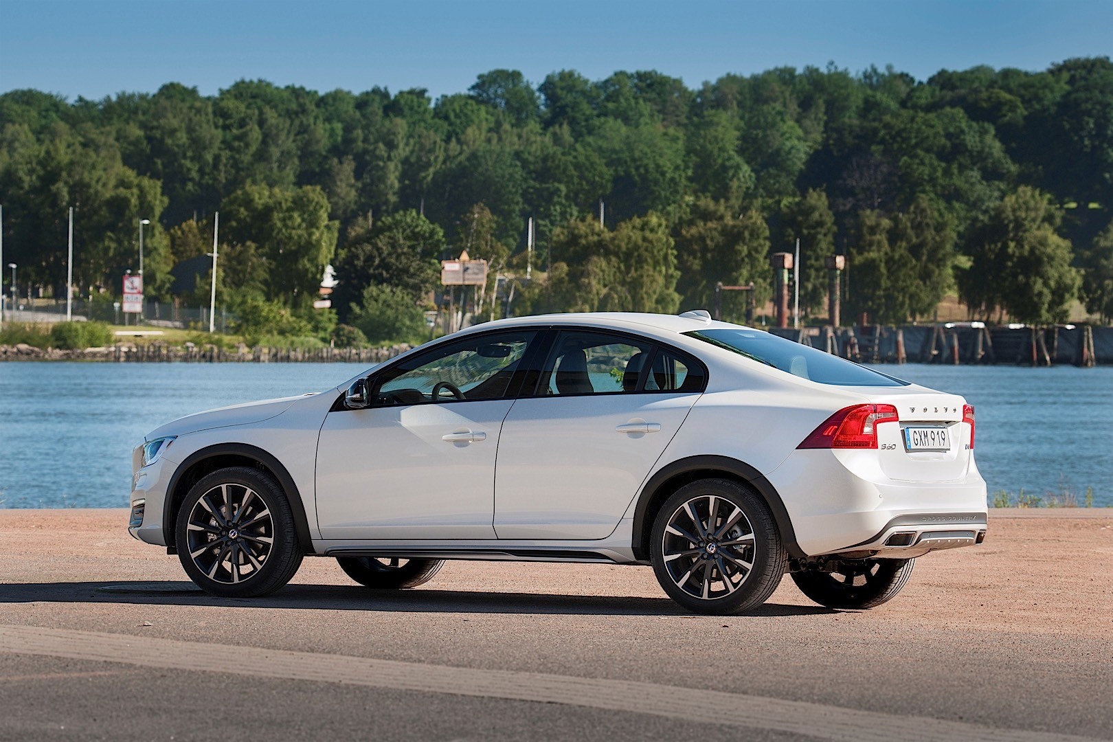 Volvo S60 Cross Country photo 8