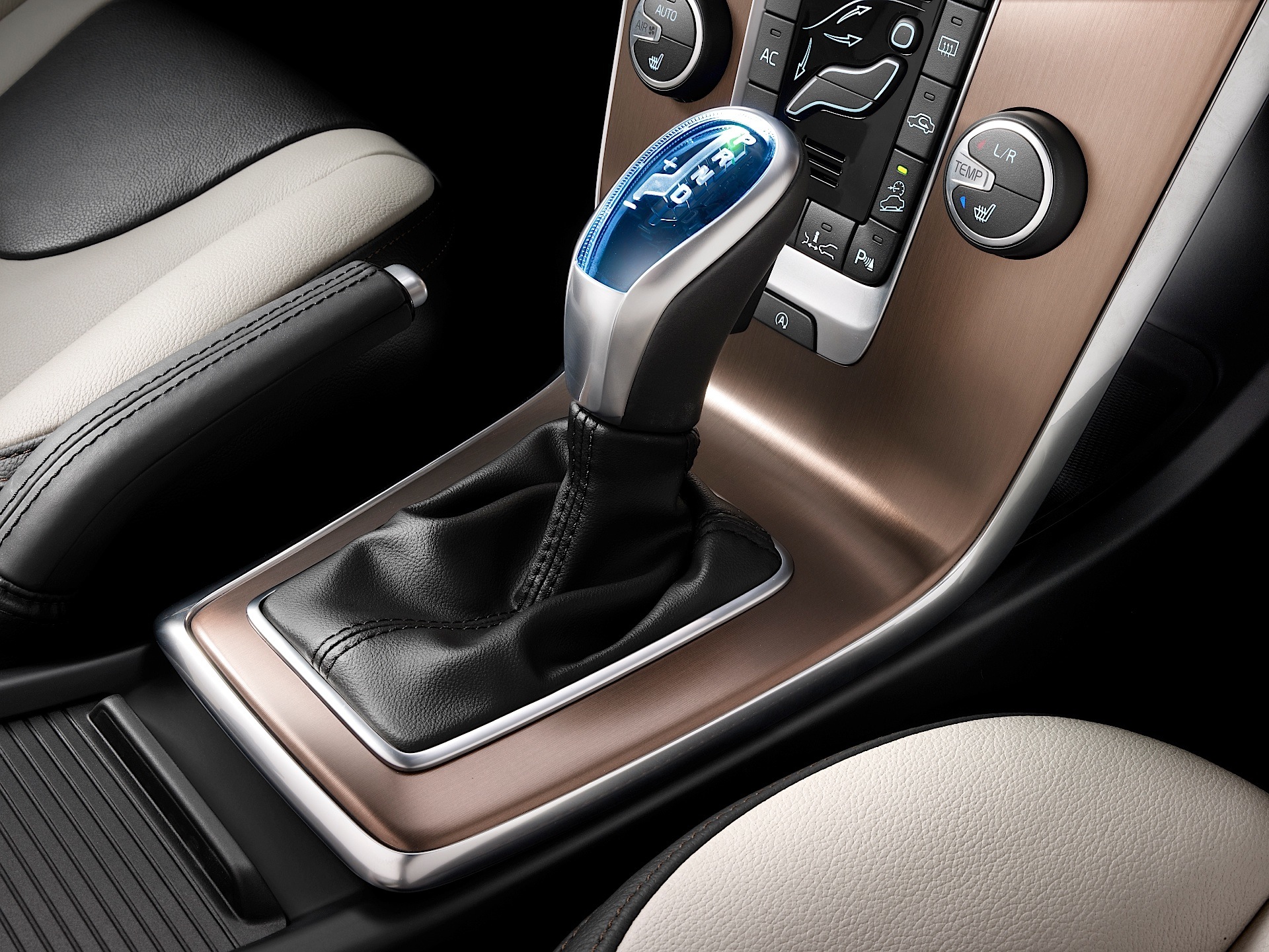 Volvo V40 Cross Country photo 47